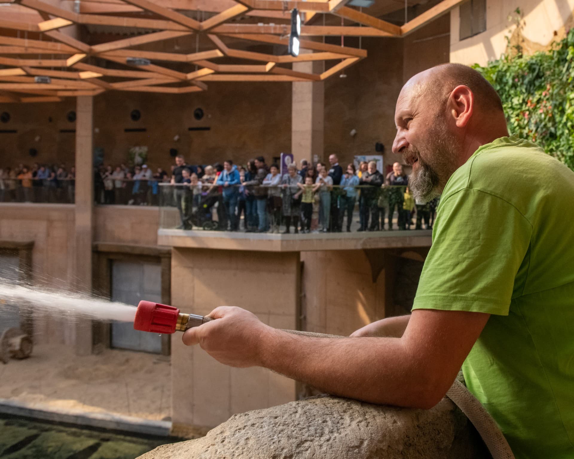 Opiekunka prowadzi spotkanie przy słoniach w Orientarium Zoo Łódź